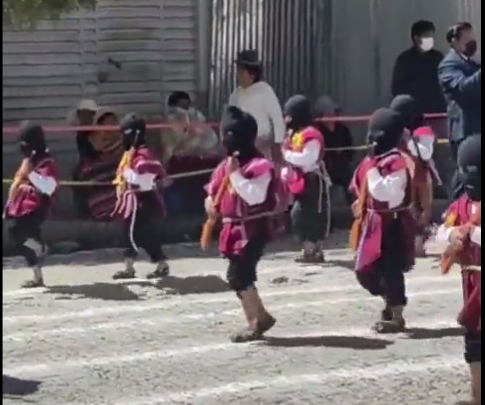 Niños desfilaron encapuchados, con ponchos rojos y arengando: «Ahora sí,  guerra civil» - Radio FmBolivia 101.3 Mhz